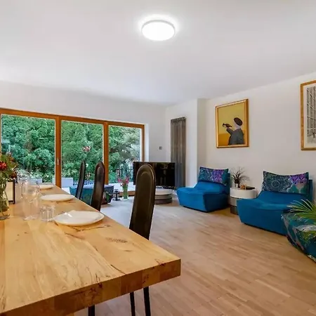 Cozy With 6 Bedrooms Lägenhet *