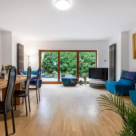 아파트 Cozy With 6 Bedrooms