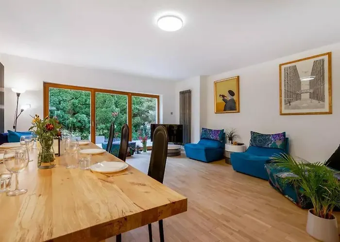 Cozy With 6 Bedrooms Apartment *