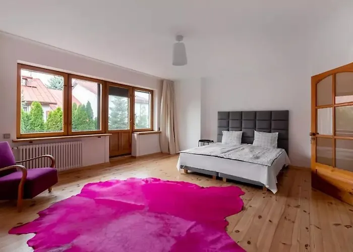 Cozy With 6 Bedrooms Apartament